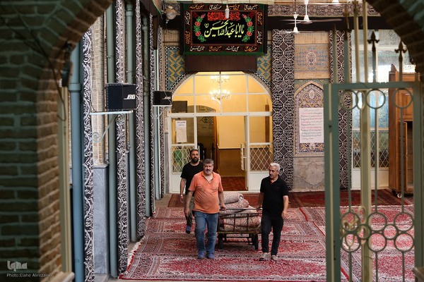 رختِ سیاهِ عزا بر تنِ بازار تهران