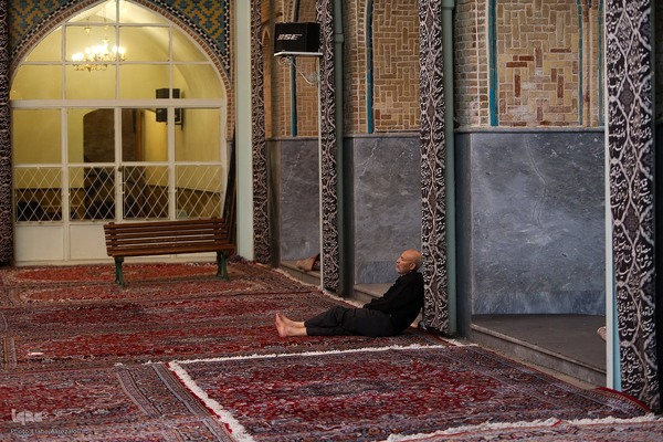 رختِ سیاهِ عزا بر تنِ بازار تهران