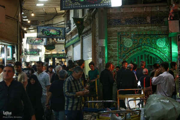 رختِ سیاهِ عزا بر تنِ بازار تهران
