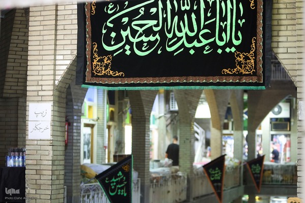 رختِ سیاهِ عزا بر تنِ بازار تهران