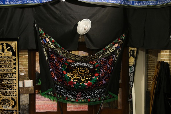 رختِ سیاهِ عزا بر تنِ بازار تهران