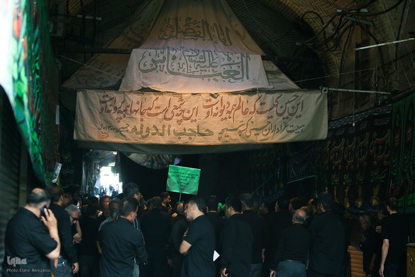 رختِ سیاهِ عزا بر تنِ بازار تهران