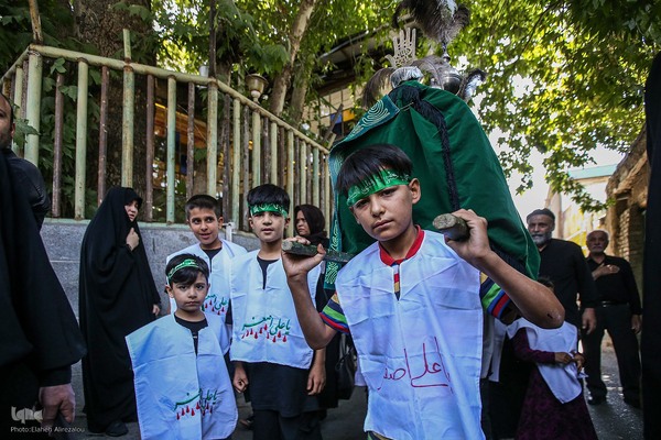 عزاداری ظهر عاشورا در محله کن