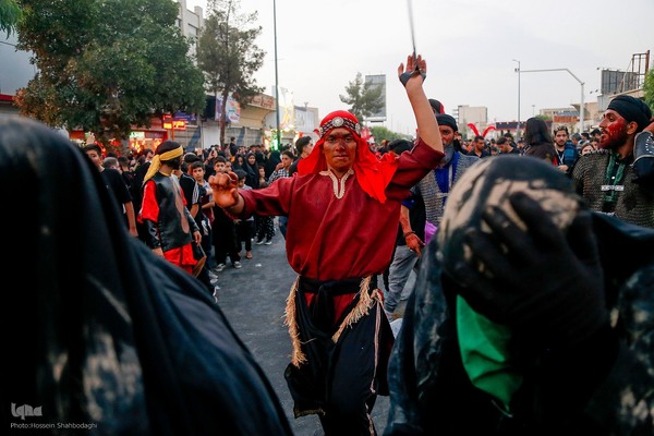 دسته نمادین کاروان اسرای کربلا در قم