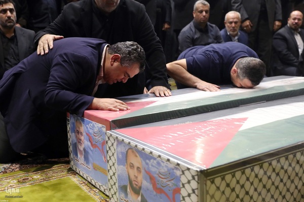 اقامه نماز بر پیکر شهید اسماعیل هنیه توسط مقام معظم رهبری