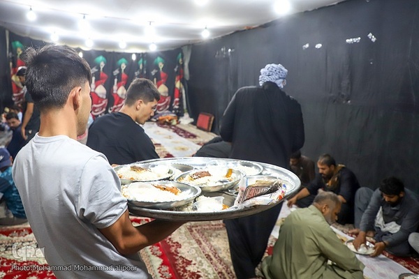 خدمت‌رسانی شبانه‌روزی مواکب حسینی به زوار در چذابه