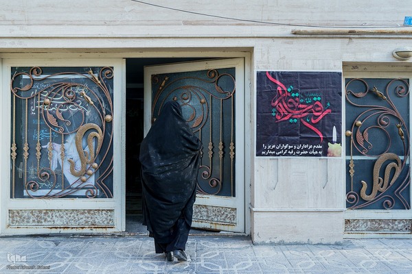 روضه خانگی در منزل خانم کبری عرب که 18 سال است به نیت حاجت‌روا شدن دخترش برگزار می‎شود.
