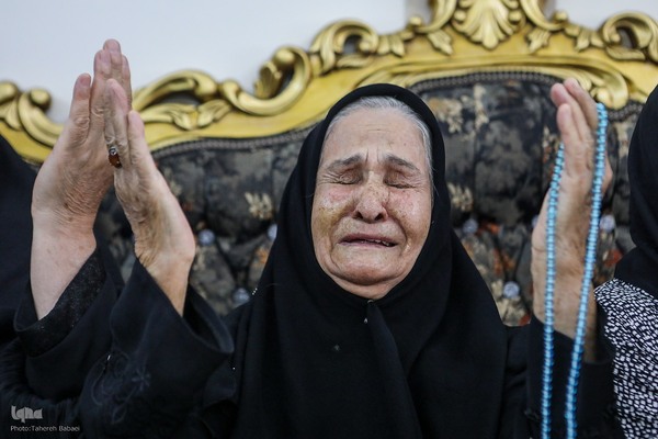 خانم فاطمه هاشمی دو سال است به نیت حاجت‌روا شدن دخترش مراسم عزاداری امام حسین(ع) برگزار می‎کند.