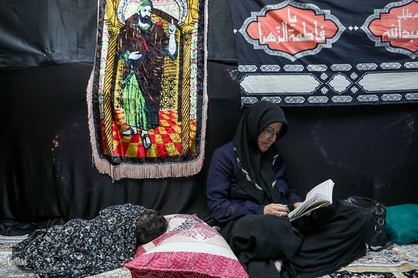 زهرا محمدزاده در محله شیخ هادی تهران به همراه دخترش معصومه نژاد امره‌ای ۵۰ سال است که مراسم عزاداری امام حسین(ع) را در خانه خود برگزار می‌کند.