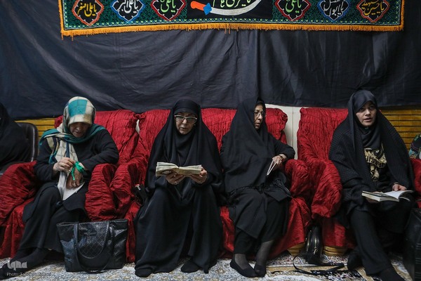 زهرا محمدزاده در محله شیخ هادی تهران به همراه دخترش معصومه نژاد امره‌ای ۵۰ سال است که مراسم عزاداری امام حسین(ع) را در خانه خود برگزار می‌کند.