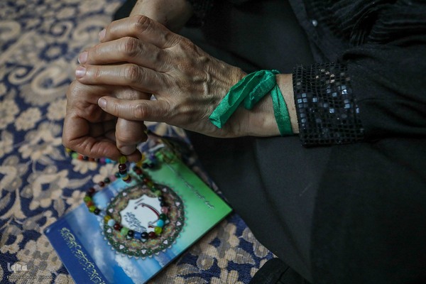 زهرا محمدزاده در محله شیخ هادی تهران به همراه دخترش معصومه نژاد امره‌ای ۵۰ سال است که مراسم عزاداری امام حسین(ع) را در خانه خود برگزار می‌کند.