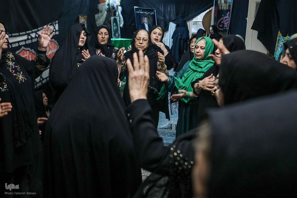 زهرا محمدزاده در محله شیخ هادی تهران به همراه دخترش معصومه نژاد امره‌ای ۵۰ سال است که مراسم عزاداری امام حسین(ع) را در خانه خود برگزار می‌کند. این مراسم ادامه مراسم‌ مادر همسرش است.