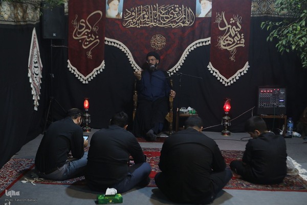 منزل محمدحسین قمری در منطقه نارمک از سال 82 مزین به روضه امام حسین(ع) است.