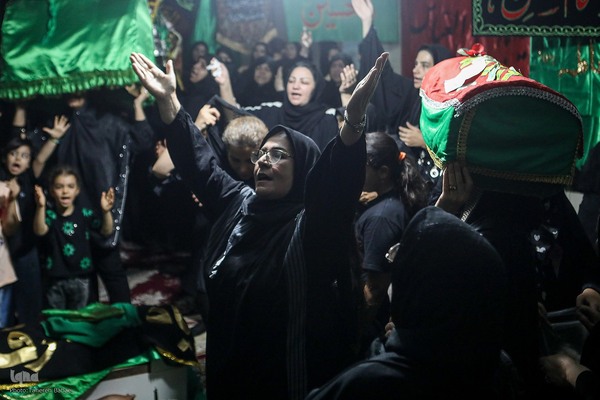 عزاداری دلدادگان حسینی در روضه خانگی خانم کبری عرب که 18 سال است به نیت حاجت‌روا شدن دخترش برگزار می‎شود. 