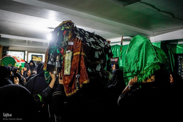 گهواره‌گردانی به یاد حضرت علی‌اصغر(ع)، شیرخواره دشت کربلا در روضه خانگی کبری عرب که 18 سال از میزبانی خانه او از عاشقان اهل بیت(ع) می‌گذرد.