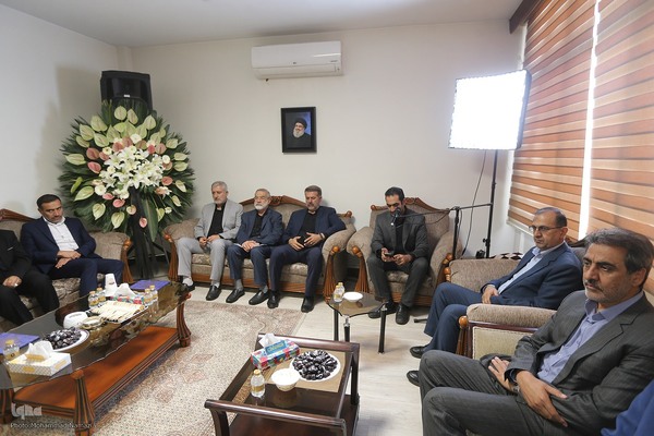 حضور مسئولان و شخصیت‌های سیاسی در دفتر حزب‌الله