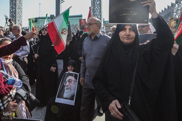 تجمع بزرگ مردم تهران برای اعلام حمایت از اجرای عملیات «وعده صادق ۲»