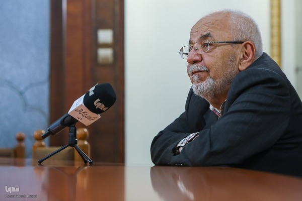 حسین معصومی همدانی، مدرس ادبیات فارسی، تاریخ ریاضیات، تاریخ علم و فلسفهٔ علم در مؤسسه پژوهشی حکمت و فلسفه ایران