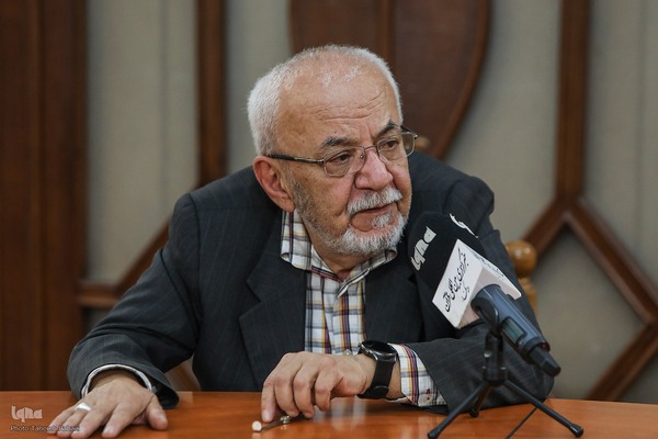 حسین معصومی همدانی، مدرس ادبیات فارسی، تاریخ ریاضیات، تاریخ علم و فلسفهٔ علم در مؤسسه پژوهشی حکمت و فلسفه ایران