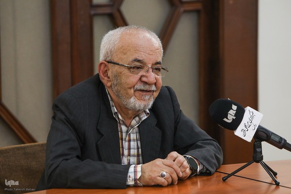 حسین معصومی همدانی، مدرس ادبیات فارسی، تاریخ ریاضیات، تاریخ علم و فلسفهٔ علم در مؤسسه پژوهشی حکمت و فلسفه ایران