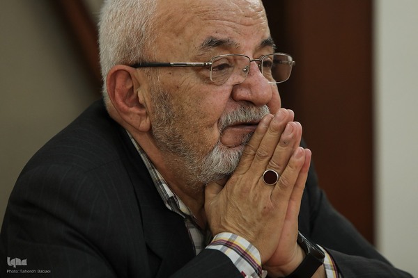 حسین معصومی همدانی، مدرس ادبیات فارسی، تاریخ ریاضیات، تاریخ علم و فلسفهٔ علم در مؤسسه پژوهشی حکمت و فلسفه ایران