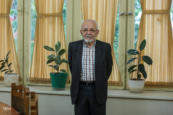 حسین معصومی همدانی، مدرس ادبیات فارسی، تاریخ ریاضیات، تاریخ علم و فلسفهٔ علم در مؤسسه پژوهشی حکمت و فلسفه ایران