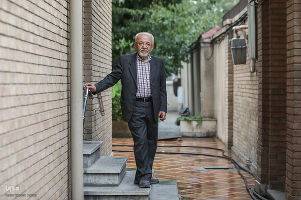 حسین معصومی همدانی، مدرس ادبیات فارسی، تاریخ ریاضیات، تاریخ علم و فلسفهٔ علم در مؤسسه پژوهشی حکمت و فلسفه ایران