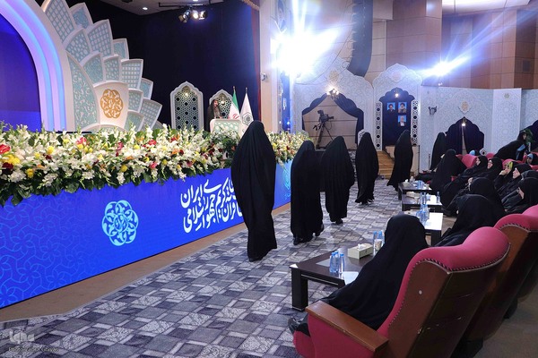 رقابت قرآنی بانوان همخوان در مصلی تبریز