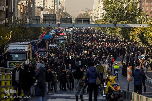 تشییع پیکرهای ۱۰۰ شهید گمنام از مقابل دانشگاه تهران