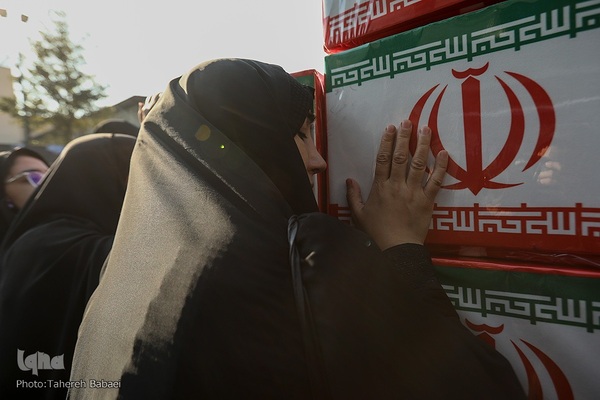 تشییع پیکرهای ۱۰۰ شهید گمنام از مقابل دانشگاه تهران