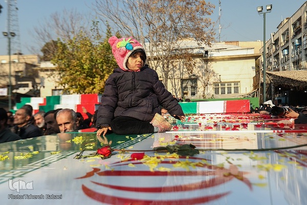 تشییع پیکرهای ۱۰۰ شهید گمنام از مقابل دانشگاه تهران