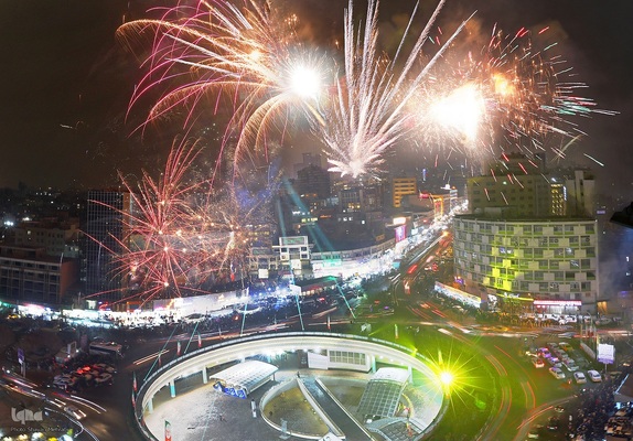 نورافشانی در میدان ولی‌عصر (عج) به مناسبت نیمه شعبان