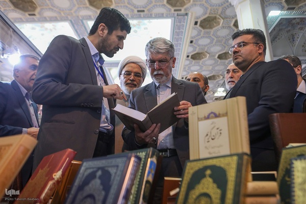 بازدید وزیر فرهنگ و ارشاد از نمایشگاه قرآن