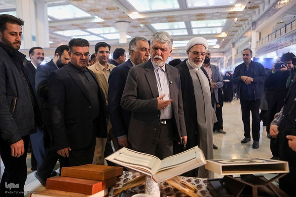 بازدید وزیر فرهنگ و ارشاد از نمایشگاه قرآن