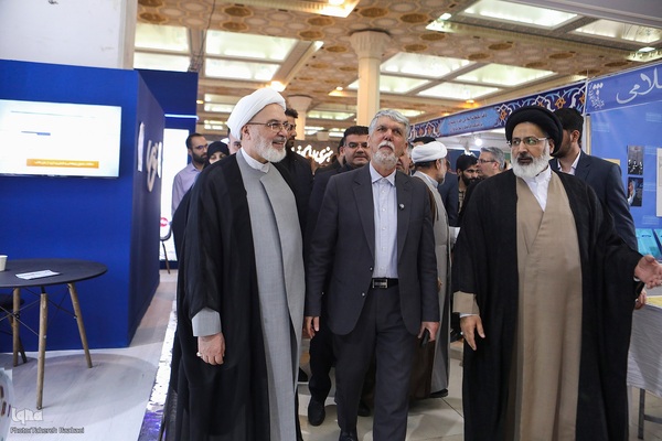 بازدید وزیر فرهنگ و ارشاد از نمایشگاه قرآن