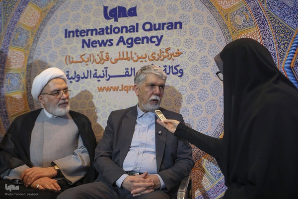 بازدید وزیر فرهنگ و ارشاد از نمایشگاه قرآن