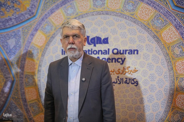 بازدید وزیر فرهنگ و ارشاد از نمایشگاه قرآن