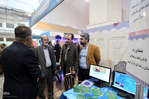 بازدید حسن مسلمی نائینی،‌ رئیس جهاددانشگاهی از نمایشگاه بین‌المللی قرآن کریم 