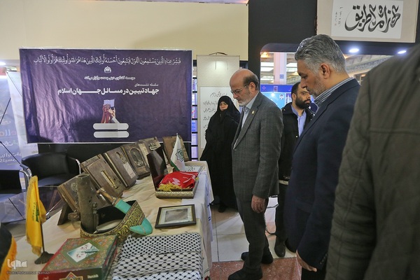 بازدید حسن مسلمی نائینی،‌ رئیس جهاددانشگاهی از نمایشگاه بین‌المللی قرآن کریم 