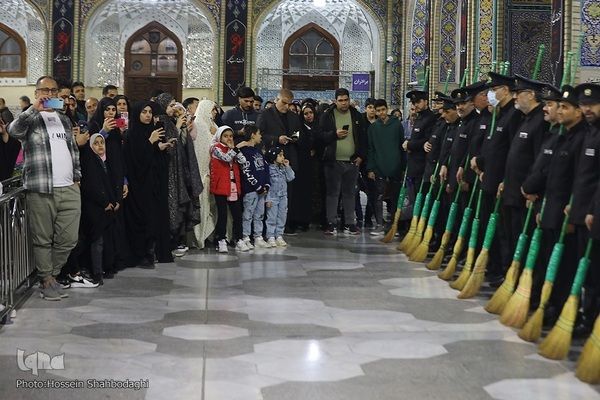 آیین جاروکشان در حرم امام رئوف