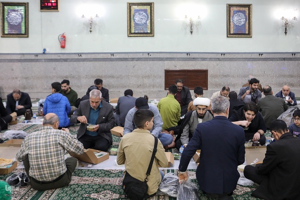 توزیع افطاری در شب میلاد امام حسن مجتبی(ع)