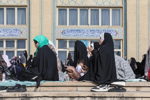 اقامه نماز عید فطر به امامت رهبر معظم انقلاب اسلامی در مصلای امام خمینی (ره)