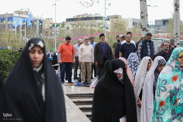 اقامه نماز عید فطر به امامت رهبر معظم انقلاب اسلامی در مصلای امام خمینی (ره)