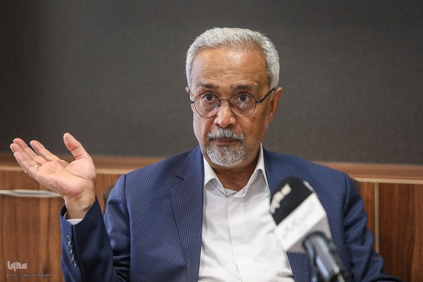 محمد نهاوندیان - سیاستمدار، مدرس دانشگاه و اقتصاددان ایرانی