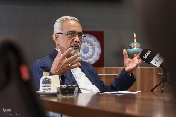 محمد نهاوندیان - سیاستمدار، مدرس دانشگاه و اقتصاددان ایرانی