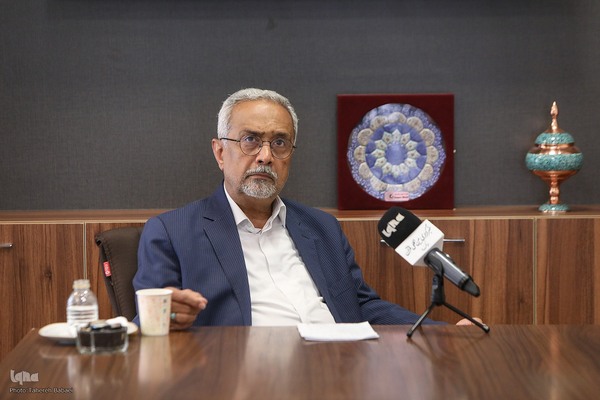 محمد نهاوندیان - سیاستمدار، مدرس دانشگاه و اقتصاددان ایرانی