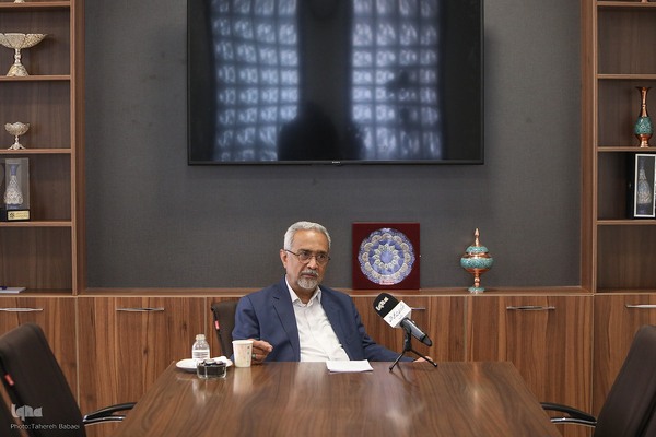 محمد نهاوندیان - سیاستمدار، مدرس دانشگاه و اقتصاددان ایرانی