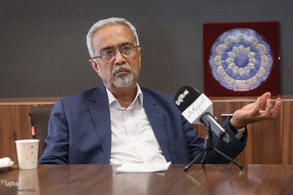 محمد نهاوندیان - سیاستمدار، مدرس دانشگاه و اقتصاددان ایرانی