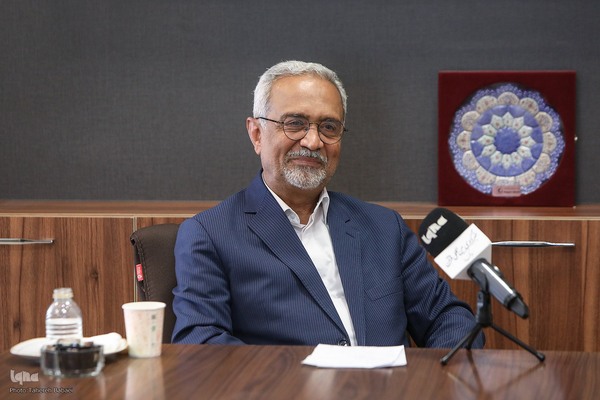 محمد نهاوندیان - سیاستمدار، مدرس دانشگاه و اقتصاددان ایرانی