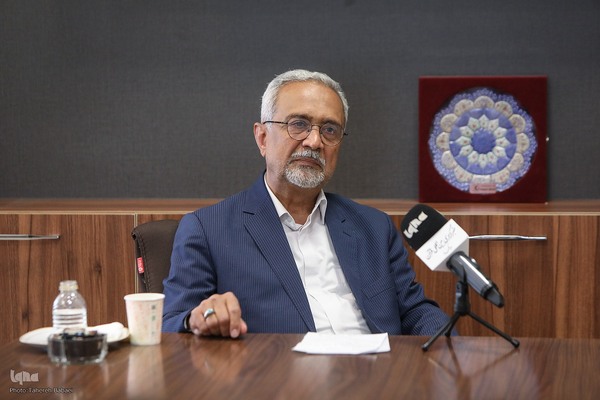 محمد نهاوندیان - سیاستمدار، مدرس دانشگاه و اقتصاددان ایرانی